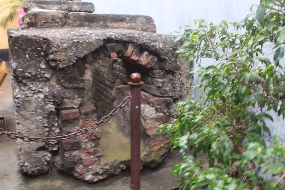 Cửa cống ngầm tại sân trại J: Đêm ngày 11 đến ngày 16/3/1945, hơn 100 tù chính trị hỏa lò tổ chức vượt ngục chui theo đường cống ngầm này, trở về địa phương, tham gia khởi nghĩa giành chính quyền trong cách mạng Tháng Tám năm 1945. Sau này nhiều đồng chí đã trở thành lãnh đạo cấp cao của Đảng, Nhà nước