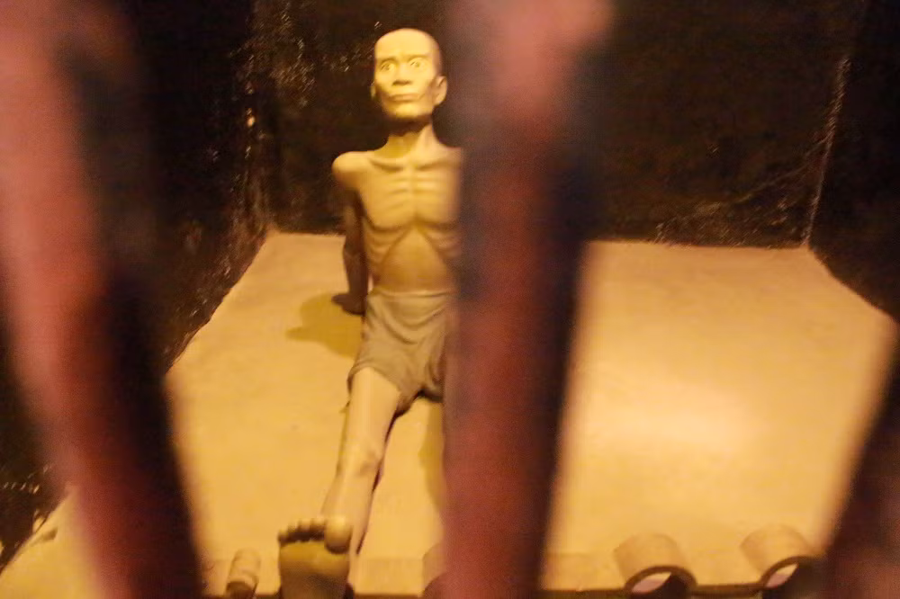 Tại đây, người tù bị nhốt biệt lập, bị cùm trong đêm, phải ăn, ngủ, vệ sinh tại chỗ. Người tù bị giam ở CACHOT chỉ sau một thời gian ngắn là bị phù nề, mắt mờ ghẻ lở đầy người do thiếu vệ sinh, ánh sáng và dưỡng khí. Năm 1932, đồng chí Trường Chinh, Nguyên Tổng bí thư Đảng Cộng sản Việt Nam đã bị phạt giam tại đây sau khi đồng chí đã lãnh đạo tù chính trị tổ chức một cuộc mít tinh trong tù để kỷ niệm Ngày quốc tế lao động 1/5.