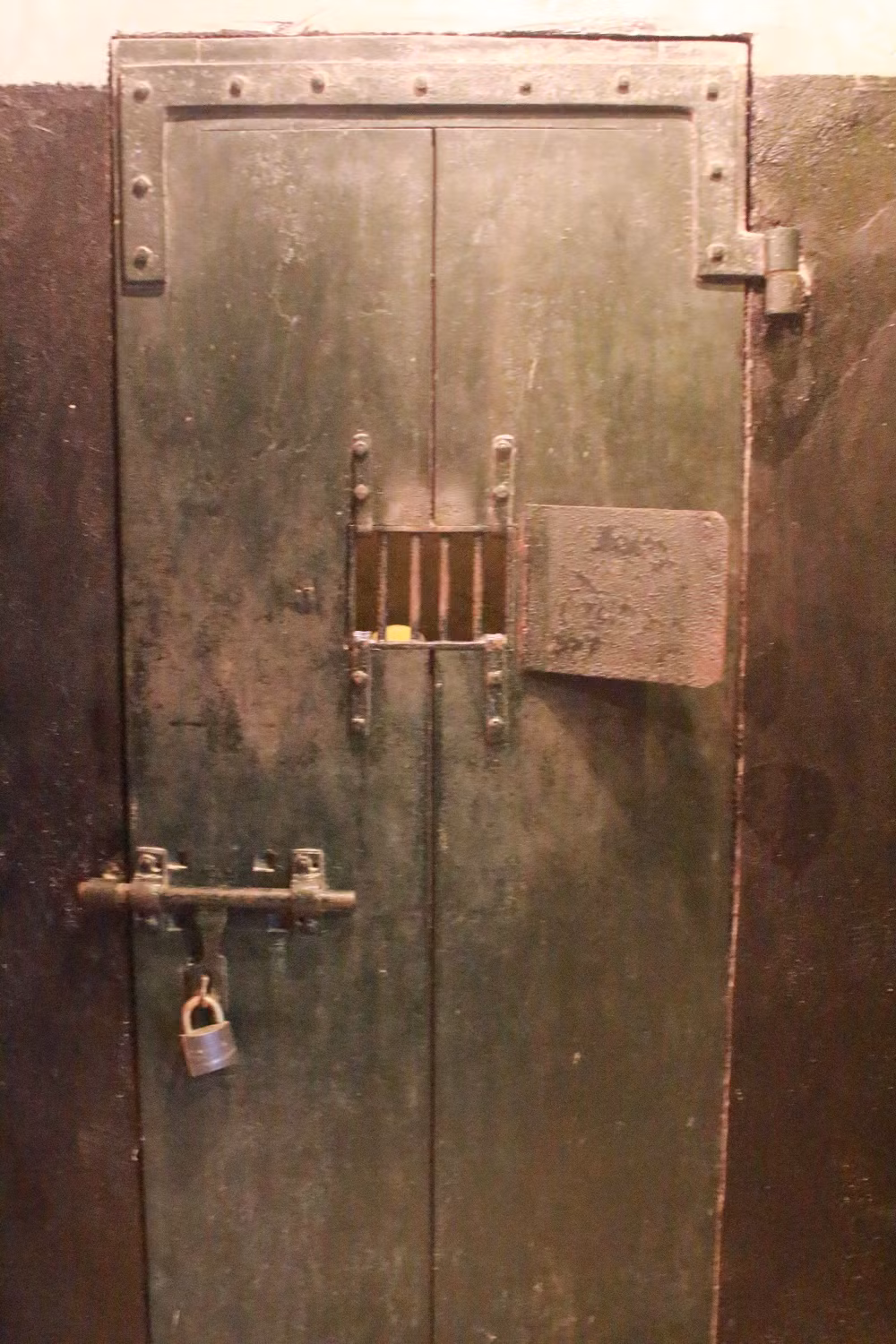 CACHOT (ngục tối): dùng để giam những người bị trừng phạt vì vi phạm nội quy của nhà tù. CACHOT ở Hỏa lò là "địa ngục của địa ngục", phòng giam chật hẹp, tối tăm.