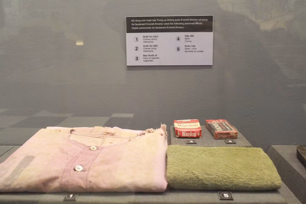 Quần áo, bao thuốc lá, hộ dầu, khăn mặt - đồ dùng sinh hoạt của Trung ủy không quân Everett Alvarez sử dụng.
