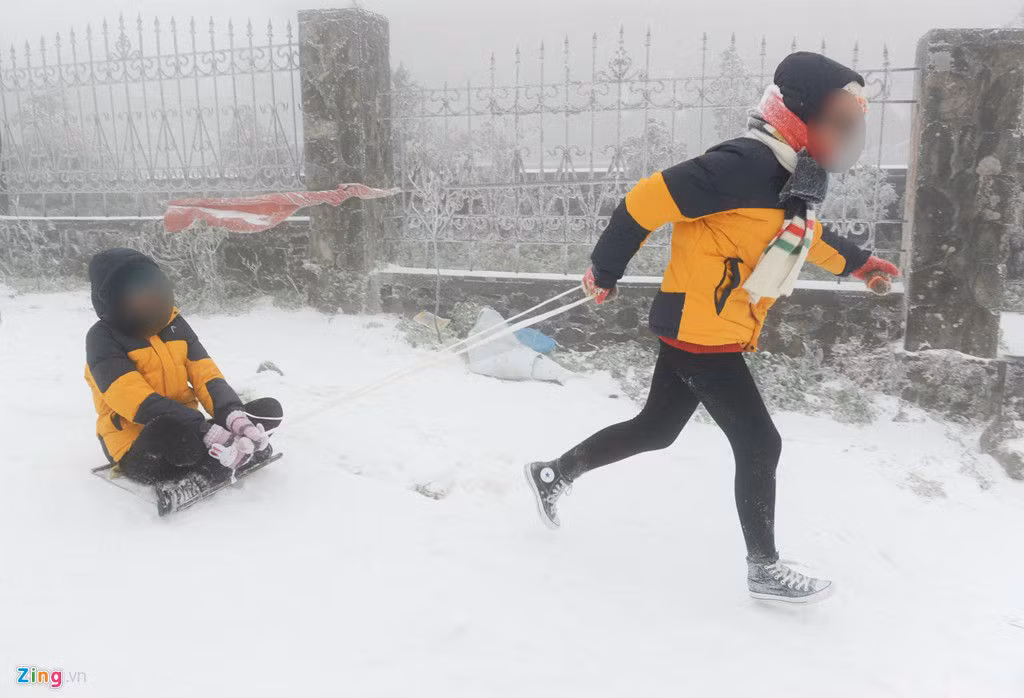 ... chơi kéo xe, trượt tuyết...