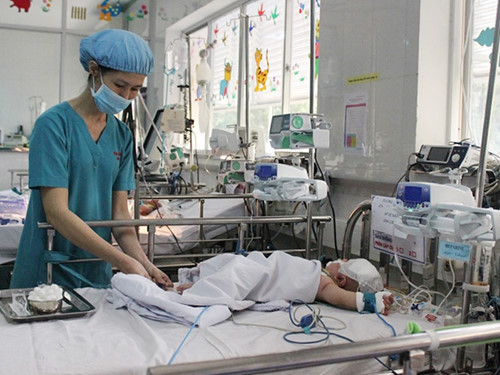 Be trai bi dam xuyen nao tuoi tan xuat vien trong vong tay me-Hinh-2