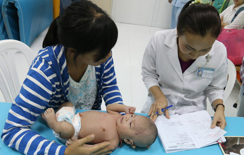 Be trai bi dam xuyen nao tuoi tan xuat vien trong vong tay me-Hinh-3