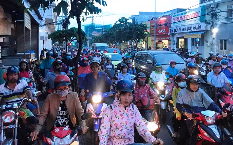 "Trước đây khu vực này chưa từng xảy ra kẹt xe. Thế nhưng từ sau thời điểm đường Trường Thọ được nâng cấp, mở rộng và đưa vào sử dụng thì ùn tắc giao thông hết sức nghiêm trọng thường xuyên xảy ra, nhất là vào các khung giờ cao điểm sáng, chiều", một người dân địa phương cho biết.