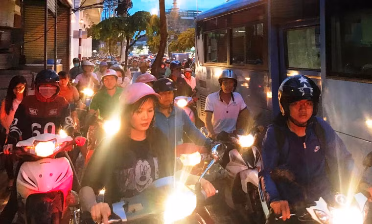 Điều đáng nói dù tình trạng giao thông xảy ra vô cùng phức tạp nhưng không thấy bất cứ lực lượng nào có mặt để giải tỏa, điều tiết. 