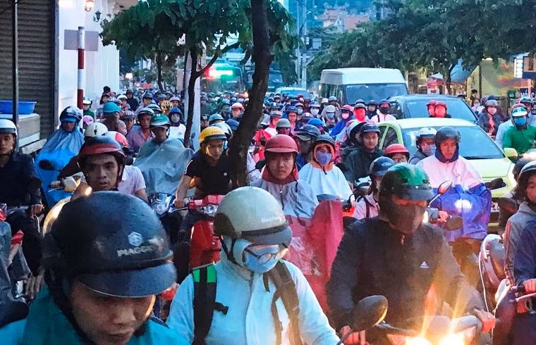 Chiều tối ngày 4/8, PV Kiến thức có mặt tại nút giao nói trên và ghi nhận tình hình giao thông tại đây hết sức hỗn loạn. Hàng đoàn ôtô, xe máy…từ tuyến đường Trường Thọ đổ ra, trong khi đó ở cả 2 hướng đường Kha Vạn Cân, lượng xe buýt, xe tải, ôtô và xe máy cũng tấp nập đổ đến đã gây ra cảnh xung đột khủng khiếp