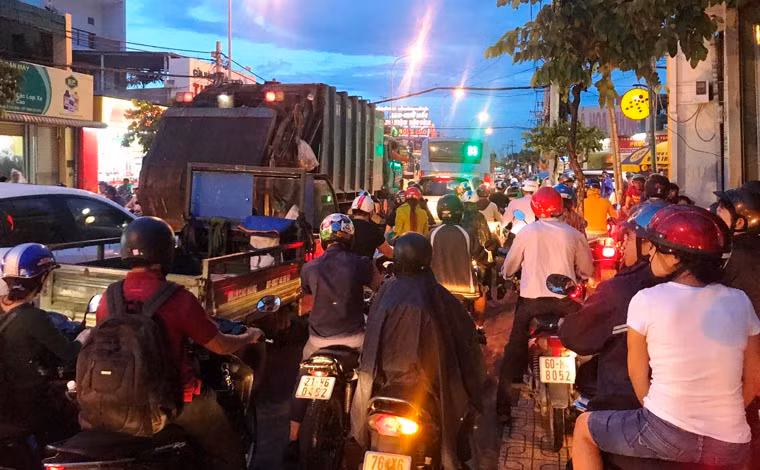 Cảnh tượng kẹt xe theo cả 2 hướng trên đường Kha Vạn Cân do xe cộ lưu thông loạn xạ tại nút giao cắt đường Trường Thọ - Kha Vạn Cân vào chiều tối qua (4/8).