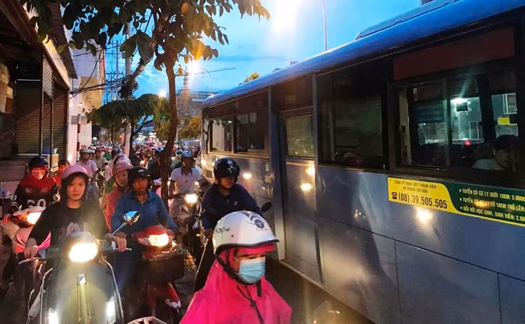 Hàng trăm phương tiện kẹt cứng giữa tiếng còi xe inh ỏi cùng với những tiếng cự cãi của những người điều khiển xe vì chẳng ai nhường ai.