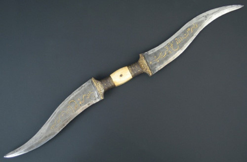 9. Haladie: Haladie là một trong những vũ khí thú vị và đáng sợ nhất đến từ Ấn Độ. Các chiến binh Rajput sử dụng loại dao này để đâm hoặc chém kẻ thù. Haladie có hai lưỡi, được nối với nhau ở giữa bằng tay cầm. Một vài loại còn trang bị cán kim loại cùng đinh nhọn, tạo nên vũ khí 3 lưỡi khủng khiếp. Những chiến binh Ấn Độ chứng tỏ mình là những đối thủ đáng sợ khi họng bị cùng lúc Haladie và thanh kiếm nổi tiếng Khanda.