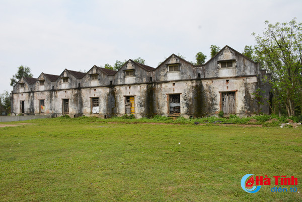 Từ khi đất nước đổi mới đến nay, 2 kho lương thực này bỏ hoang nên nhiều gian phần mái và tường xung quanh đã bị hư hỏng, cửa chính không còn. Ảnh: Kho thứ hai.