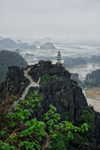 Bức ảnh tiếp theo là khung cảnh hùng vĩ mà nên thơ ở Ninh Bình - nơi người ta có thể xa rời phố thị và tìm thấy sự thư giãn chỉ cách Hà Nội 90 phút đi xe. Anh chàng nhiếp ảnh gia đã leo 500 bậc thang của hang Múa để nhìn ngắm những khung cảnh tuyệt vời.