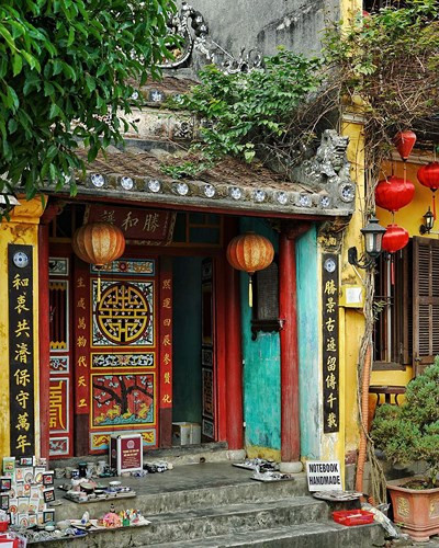 Và anh cũng khuyên rằng, những ai muốn thưởng thức trọn vẹn nét đẹp của phố cổ Hội An thì nên thức dậy vào sáng sớm vì lượng du khách đến đây rất đông.