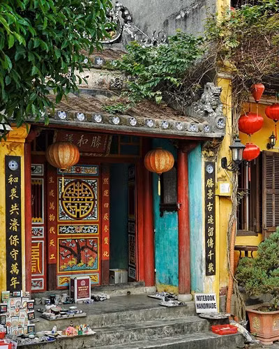 Và anh cũng khuyên rằng, những ai muốn thưởng thức trọn vẹn nét đẹp của phố cổ Hội An thì nên thức dậy vào sáng sớm vì lượng du khách đến đây rất đông.