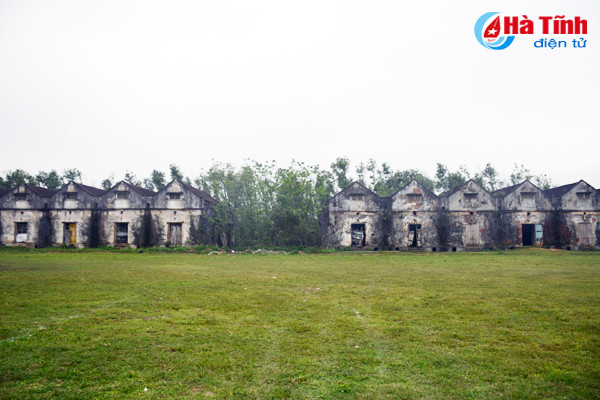 Mỗi dãy nhà kho lương thực được chia thành 7 gian nhỏ nối tiếp nhau. Ảnh: Toàn cảnh 2 dãy nhà kho.