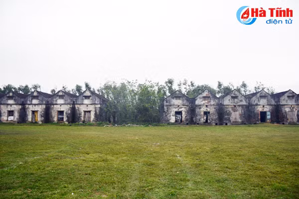 Mỗi dãy nhà kho lương thực được chia thành 7 gian nhỏ nối tiếp nhau. Ảnh: Toàn cảnh 2 dãy nhà kho.