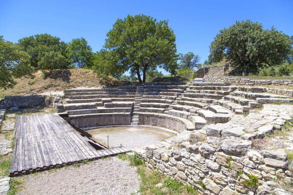 Thành Troy: Hình ảnh sinh động được Homer miêu tả trong sử thi Iliad về thành phố có những bức tường bất khả xâm phạm, bị bao vây trong 10 năm sau khi hoàng tử Paris của thành đã cướp vợ của Menelaus, vua Sparta là một câu chuyện hấp dẫn. Nhiều người đồng ý rằng có một thành phố cổ thực sự được biết đến với cái tên Troy, và hiện nay tàn tích của thành phố vẫn nằm trên bờ biển tây bắc của Thổ Nhĩ Kỳ, nhưng vẫn có tranh cãi về việc liệu các cuộc chiến thành Troy có thực sự xảy ra hay không. Ngày nay, khu tàn tích gần 4.000 năm tuổi tại Hisarlik trên bờ biển Aegean của Thổ Nhĩ Kỳ đã được Unesco công nhận là di sản thế giới. Ảnh: Murat Tegmen/Shutterstock.