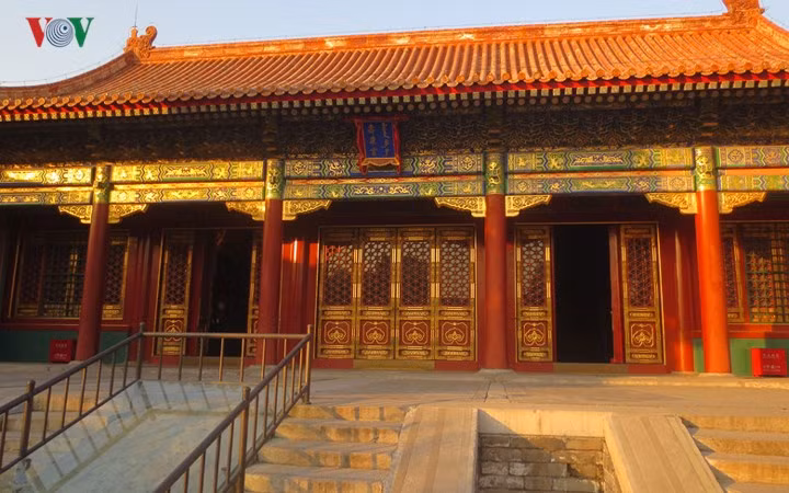 Các phi tần thường bị bỏ đói và chết dần chết mòn vì cô đơn, buồn tủi trong lãnh cung.