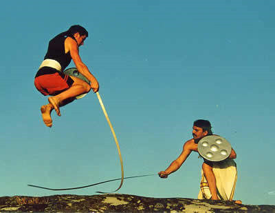 1. Urumi: Urumi là loại kiếm dạng roi linh hoạt. Phẫn lưỡi được làm từ kim loại dẻo, có thể quấn quanh hông. Chiều dài kiếm đôi khi lên tới 3 đến 5 m. Khi sử dụng, các chiến binh xoay vòng kiếm, khiến đối phương khó tiếp cận. Cả hai mặt của kiếm đều được mài sắc để tăng sát thương. Ngay cả khi đối phương sử dụng khiên, thanh kiếm vẫn có thể uốn cong và cắt đứt kẻ thù. Đây là vũ khí cực kỳ nguy hiểm và đòi hỏi nhiều năm luyện tập. Urumi thường không được sử dụng trong các trận đánh mà dùng trong các cuộc đấu tay đôi hay ám sát.