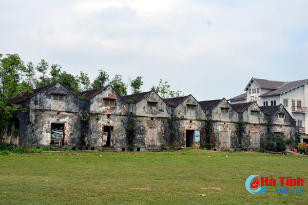 Mỗi gian rộng khoảng 200m2, cao chừng 10m và có cửa ra vào bằng gỗ; phần trần được xây gạch vuốt vòm mái, trên lợp ngói đỏ; nền nhà có hệ thống ống thoát khí để chống ẩm từ mặt đất. Ảnh: Kho thứ nhất.