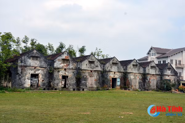 Mỗi gian rộng khoảng 200m2, cao chừng 10m và có cửa ra vào bằng gỗ; phần trần được xây gạch vuốt vòm mái, trên lợp ngói đỏ; nền nhà có hệ thống ống thoát khí để chống ẩm từ mặt đất. Ảnh: Kho thứ nhất.