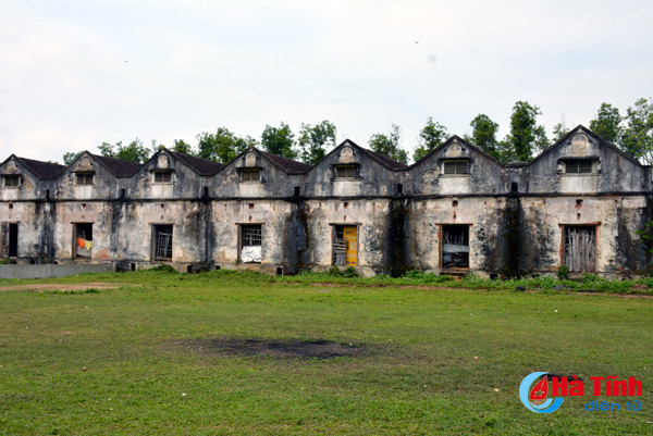 Hiện nay, một số gian được người dân tận dụng để rơm rạ, nuôi gia súc trong mùa rét; sân kho rộng khoảng 2.000m2 với tường rào bao quanh thường xuyên diễn ra các hoạt động thể dục thể thao của bà con nhân dân và các em học sinh quanh vùng. Ảnh: Cận cảnh kho thứ hai.