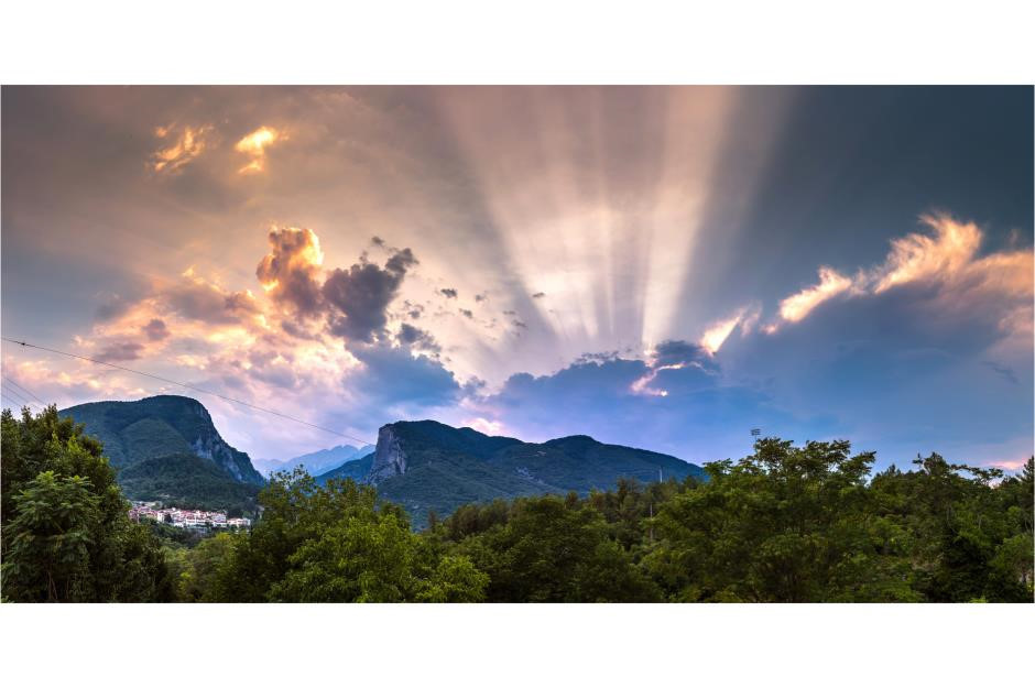 Đỉnh Olympus của các vị thần Hy Lạp: Olympus là ngọn núi cao nhất Hy Lạp và được tôn kính trong thời cổ đại. Đỉnh Mytikas của ngọn núi được biết đến như là đền Pantheon của người Hy Lạp cổ đại và là nơi các vị thần thảo luận về các vấn đề quan trọng. Đỉnh Olympus là ngôi nhà huyền thoại của thần Zeus hùng mạnh, vị vua của các vị thần, và 12 vị thần Olympia cùng các nữ thần. Ngày nay, du khách có thể đến công viên Quốc gia Olympus và ghé thăm núi Olympus huyền thoại cũng như công viên khảo cổ và bảo tàng hấp dẫn ở Dion, nằm dưới chân Olympus. Ảnh: S-F/Shutterstock.