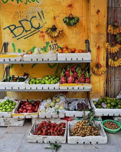 Nói về Hà Nội, nhiếp ảnh gia chia sẻ rằng có rất ít thành phố có thể so sánh với nét quyến rũ của nơi này bởi những hồ nước, những hàng cây xanh, những tòa nhà từ thời Pháp đến những quán vỉa hè.