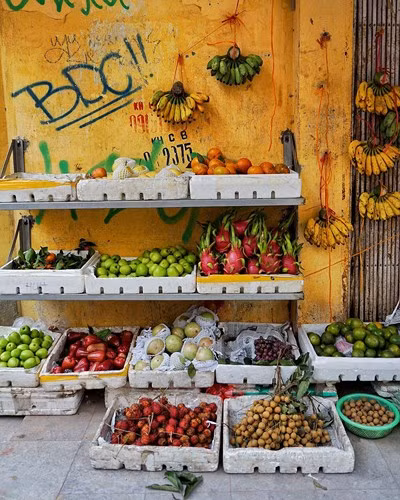 Nói về Hà Nội, nhiếp ảnh gia chia sẻ rằng có rất ít thành phố có thể so sánh với nét quyến rũ của nơi này bởi những hồ nước, những hàng cây xanh, những tòa nhà từ thời Pháp đến những quán vỉa hè.