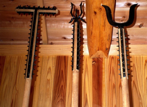 8. Sodegarami: Sodegarami có nghĩa là “dây trói nô lệ” và là trang bị của cảnh vệ thời kỳ Edo. Sodegarami gồm các thanh gậy có gai, thường được dùng để làm rối kimono của mục tiêu. Các cảnh vệ sẽ luồn gậy vào áo kimono, nhanh tay quay vũ khí để cuốn lớp vải và hạ gục kẻ thù mà không gây quá nhiều sát thương. Thường một người sẽ tấn công từ phía trước và người còn lại phối hợp từ phía sau. Khi kimono bị cuốn vào hai thanh sodegarami cùng lúc, mục tiêu sẽ khó có thể trốn thoát. Đây là vũ khí quan trọng để bắt giữ các samurai vì theo luật, samurai chỉ có thể bị giết bởi một samurai khác. Khi một samurai phạm tội, cảnh vệ sẽ sử dụng sodagarami để hạ gục mục tiêu mà không phải đổ máu.