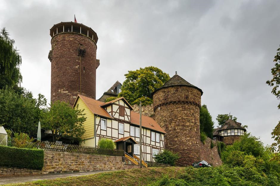 Lâu đài Rapunzel và những câu chuyện cổ Grimm: Dọc theo đường mòn của những câu chuyện thần tiên ở Đức, du khách được ghé thăm những địa điểm đặc biệt, gợi nhớ về những câu chuyện cổ tích của anh em nhà Grimm. Du khách có thể đến những nơi anh em nhà Grimm từng sinh sống ở thị trấn Steinau và Kassel, sau đó ghé thăm lâu đài Trendelburg thời Trung Cổ gần Kassel với những ngọn tháp đẹp như tranh vẽ, là nguồn cảm hứng của câu chuyện về Rapunzel và thị trấn Hamelin ở Lower Saxony, được coi là nơi diễn ra câu chuyện Pied Piper of Hamelin. Ảnh: Borisb17/Shutterstock.