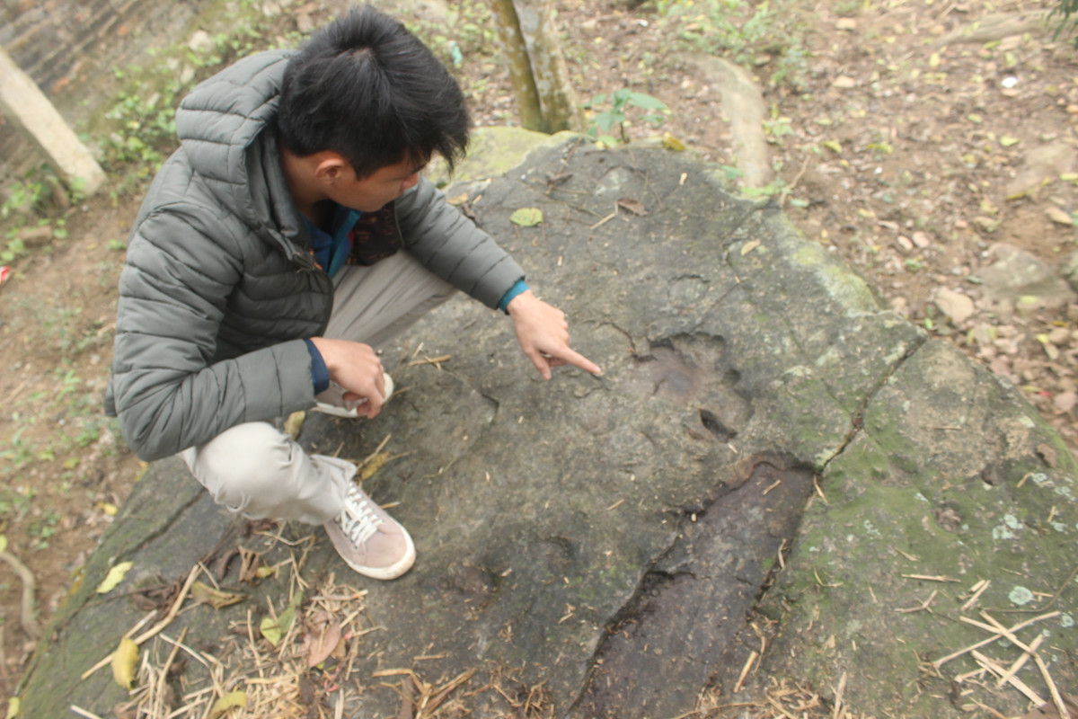 Vết chân tiên in hình trên phiến đá. Ảnh: Lê Trung.