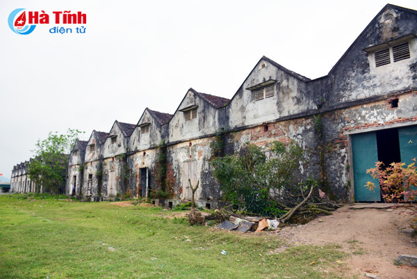 Được biết, 2 dãy nhà kho lương thực được xây dựng lại từ năm 1977, theo lối kiến trúc Pháp dùng để chứa thóc gạo từ thuế nông nghiệp của các xã: Kỳ Phong, Kỳ Bắc, Kỳ Tiến, Kỳ Giang, Kỳ Khang, Kỳ Đồng, Kỳ Xuân, Kỳ Phú. Ảnh: Kho thứ nhất.