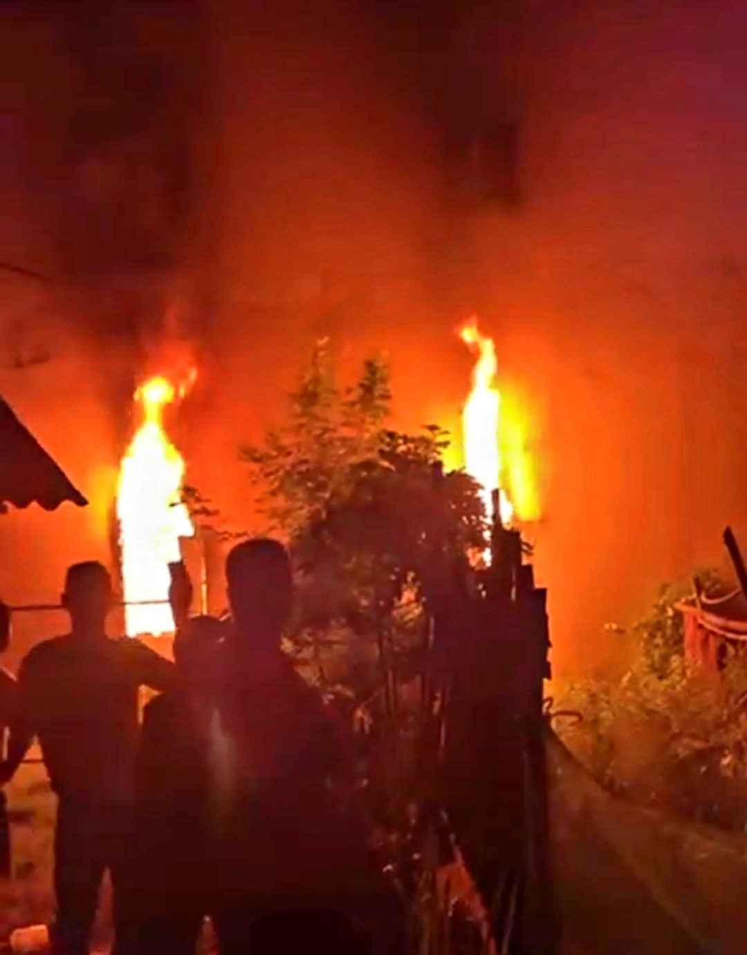 Quang Nam: Hoa hoan thieu rui nha xuong va kho chua hang hang