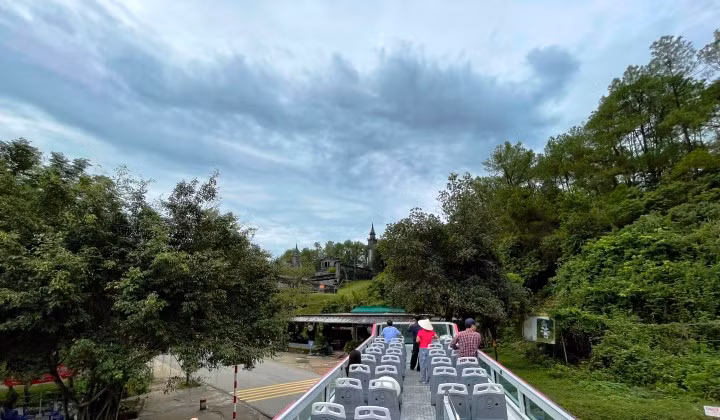 Hue dua xe buyt hai tang vao phuc vu du khach