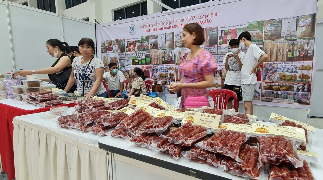 và cả đặc sản của nước bạn Lào cũng xuất hiện tại Hội chợ năm nay