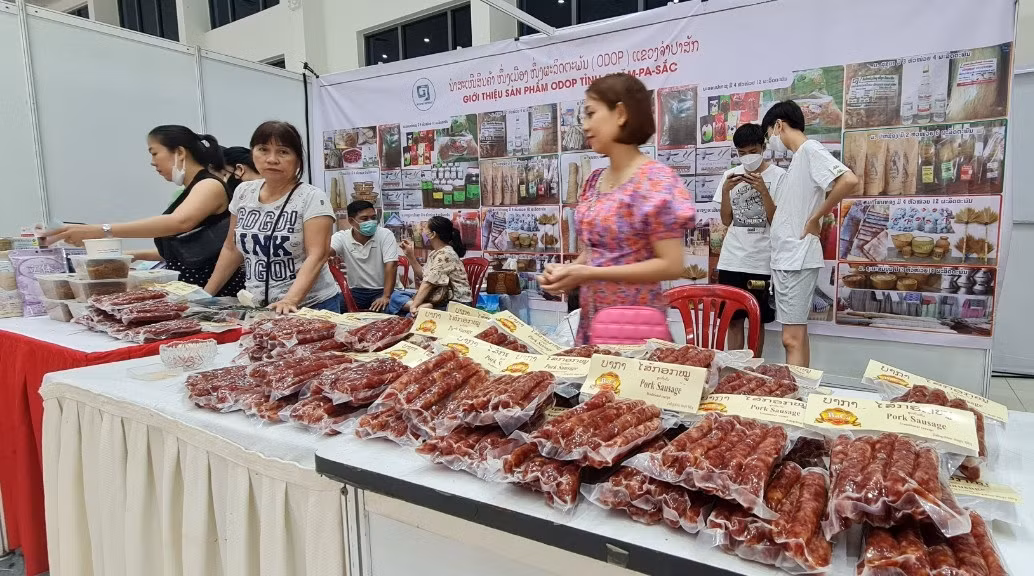 và cả đặc sản của nước bạn Lào cũng xuất hiện tại Hội chợ năm nay