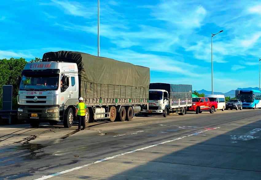 Cao toc Da Nang - Quang Ngai: Un tac cuc bo ngay dau thu phi khong dung
