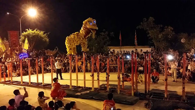 Trong khi đó, khác với Mai Hoa Thung, Địa Bửu Lân thi đấu ở trên mặt đất, các bài biểu diễn có thể diễn theo các điển tích xưa.