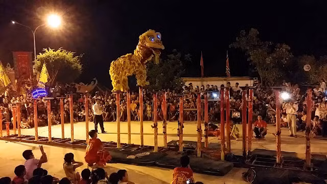 Trong khi đó, khác với Mai Hoa Thung, Địa Bửu Lân thi đấu ở trên mặt đất, các bài biểu diễn có thể diễn theo các điển tích xưa.