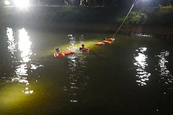 Quang Ngai: Hai anh em ruot nga xuong kenh, da tim thay em be