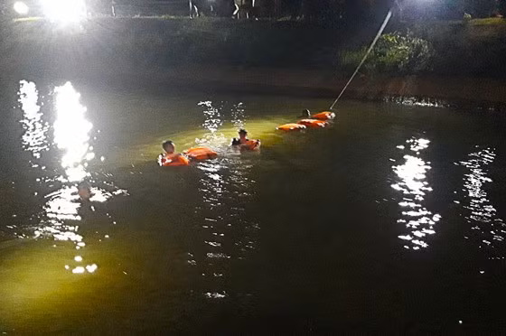 Quang Ngai: Hai anh em ruot nga xuong kenh, da tim thay em be