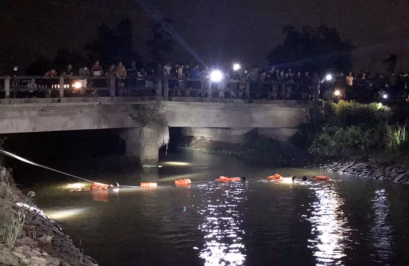Quang Ngai: Hai anh em ruot nga xuong kenh, da tim thay em be-Hinh-2