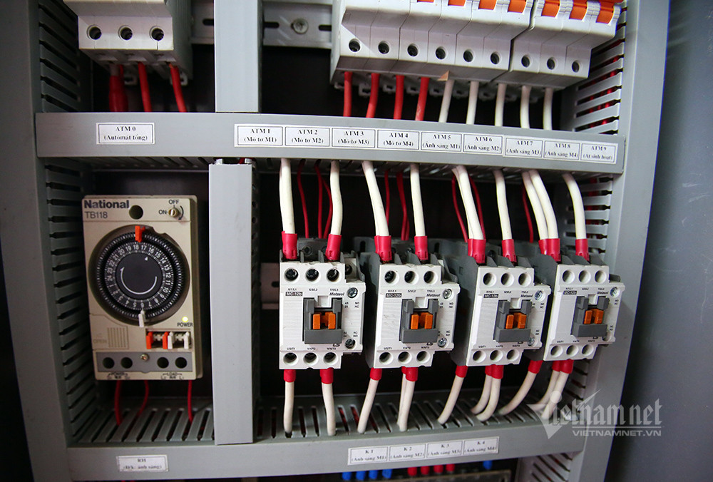 Hệ thống đèn tự động bật sáng từ 18h hôm trước đến 6h sáng hôm sau.