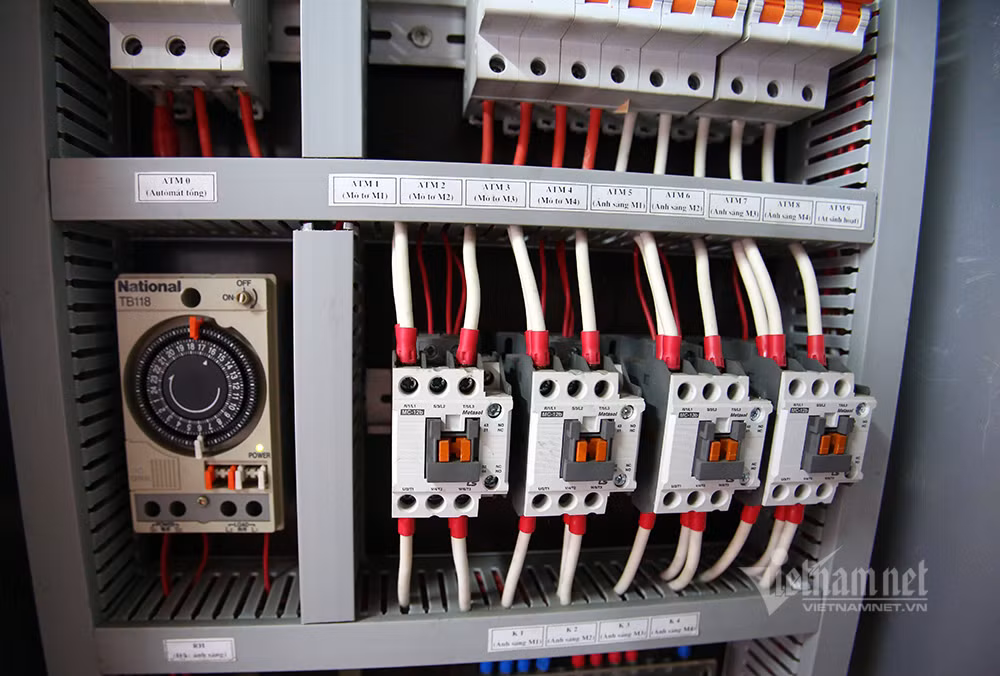 Hệ thống đèn tự động bật sáng từ 18h hôm trước đến 6h sáng hôm sau.