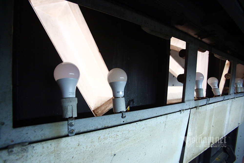 Mỗi ô sáng được lắp đặt 2 bóng điện để chiếu sáng mặt đồng hồ vào buổi tối.