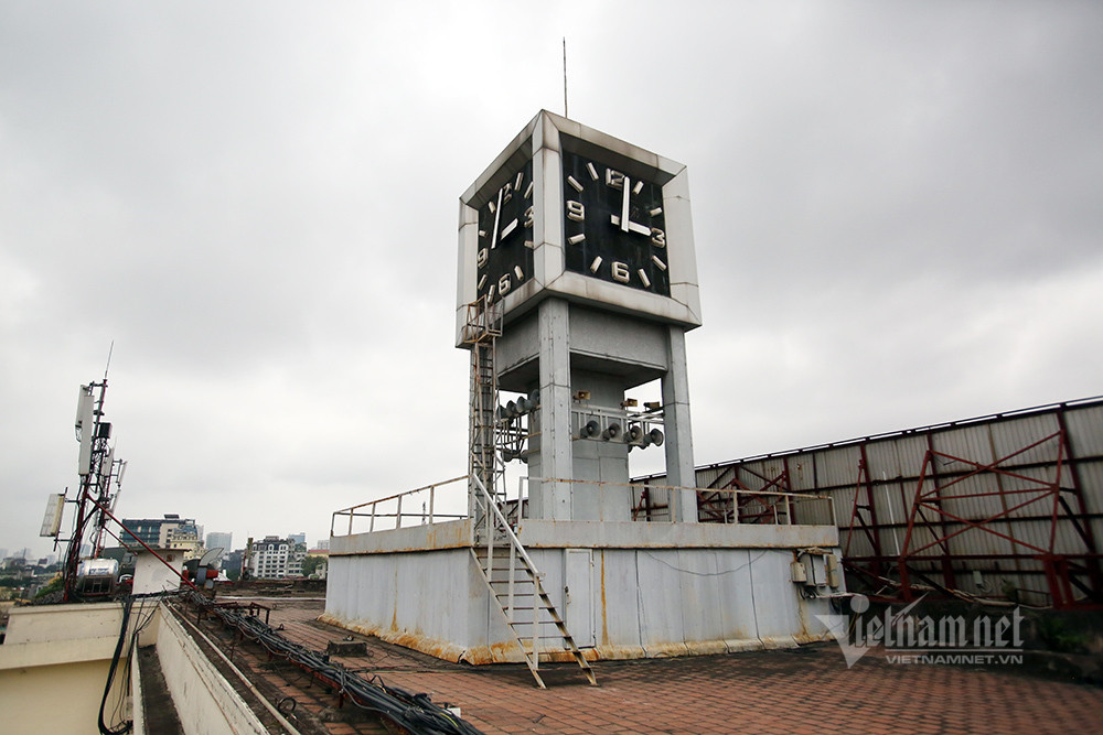 Chiếc đồng hồ được lắp đặt trên tầng 5 của toà nhà Bưu điện Bờ Hồ là do Trung Quốc tặng. Thời đó, vị trí này gần như cao nhất Hà Nội.