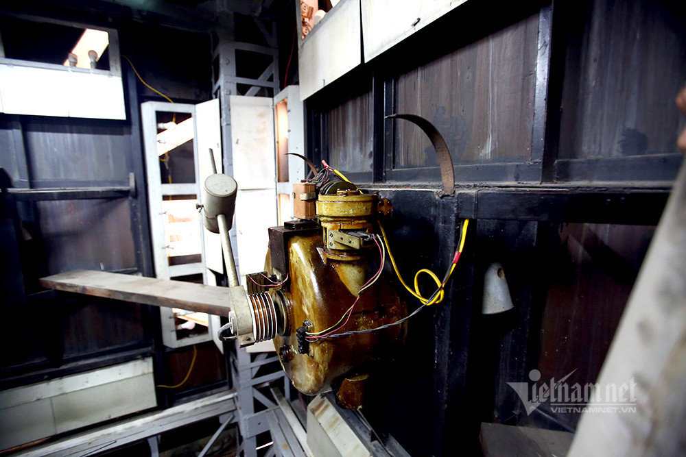 Mặt 1 được quy định hướng về phía Hồ Gươm, mặt 2 hướng về UBND thành phố, mặt 3 hướng về phía sông Hồng và mặt 4 hướng về khu vực phía Nam thành phố.