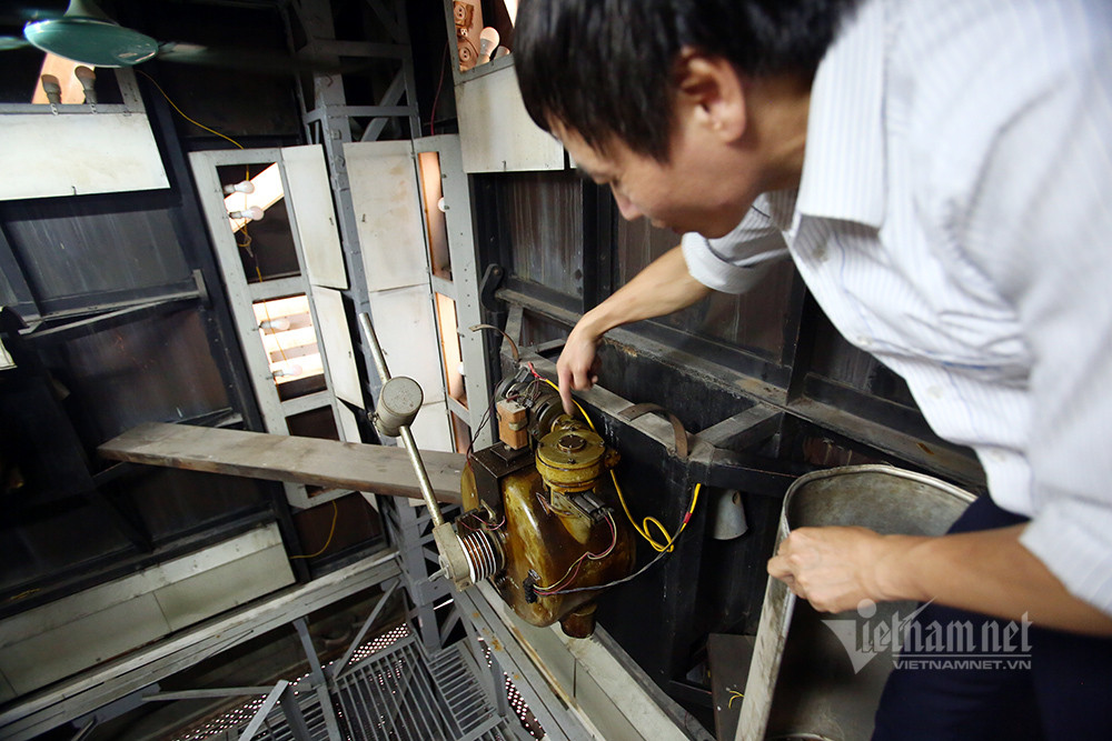 Nhiều linh kiện đã cũ, hỏng, hao mòn theo thời gian, tổ vận hành chiếc đồng hồ phải tự mầy mò, sửa chữa và chế các linh kiện thay thế - anh Quyết cho biết.