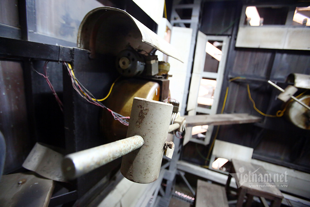 Tháp đồng hồ đặt trên diện tích khoảng 15m2. Lúc mát trời còn đỡ, khi nắng nóng thì trong tháp không khác nào cái lò nung.