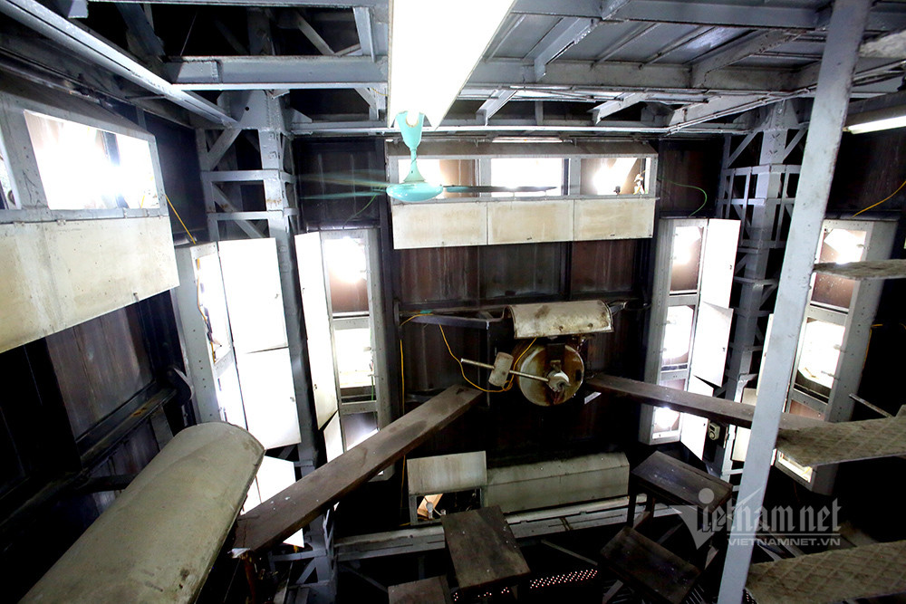Ở đây, hai chiếc quạt trần quay hết công suất suốt ngày suốt đêm. Anh Quyết kể: "Những linh kiện chính trong lòng tháp vẫn nguyên vẹn kể từ khi lắp tới giờ, trừ những linh kiện nhỏ, hỏng hóc đã được sửa chữa, thay thế.